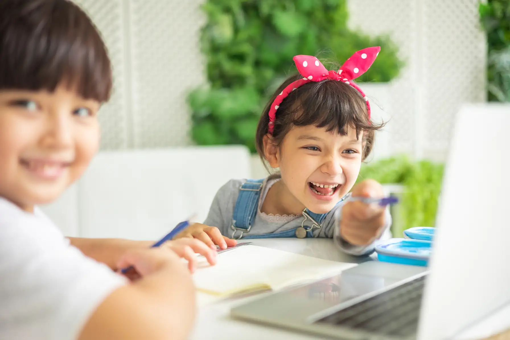 kids-having-fun-with-online-kindergarten-tutor